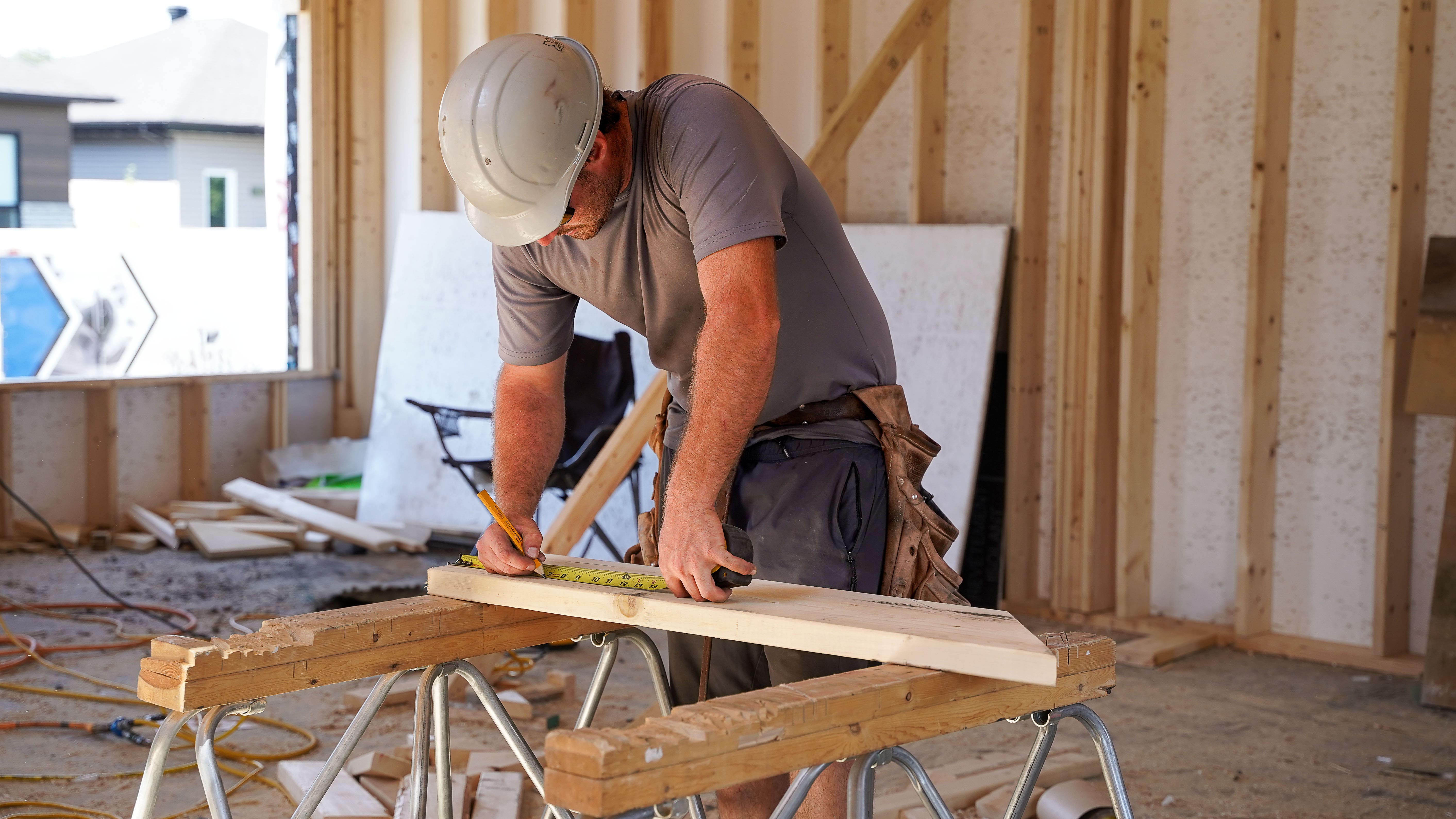 Homme sur la construction